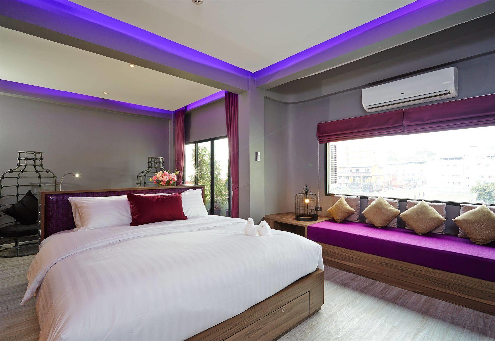 Hotel The Weekend Pattaya Extérieur photo