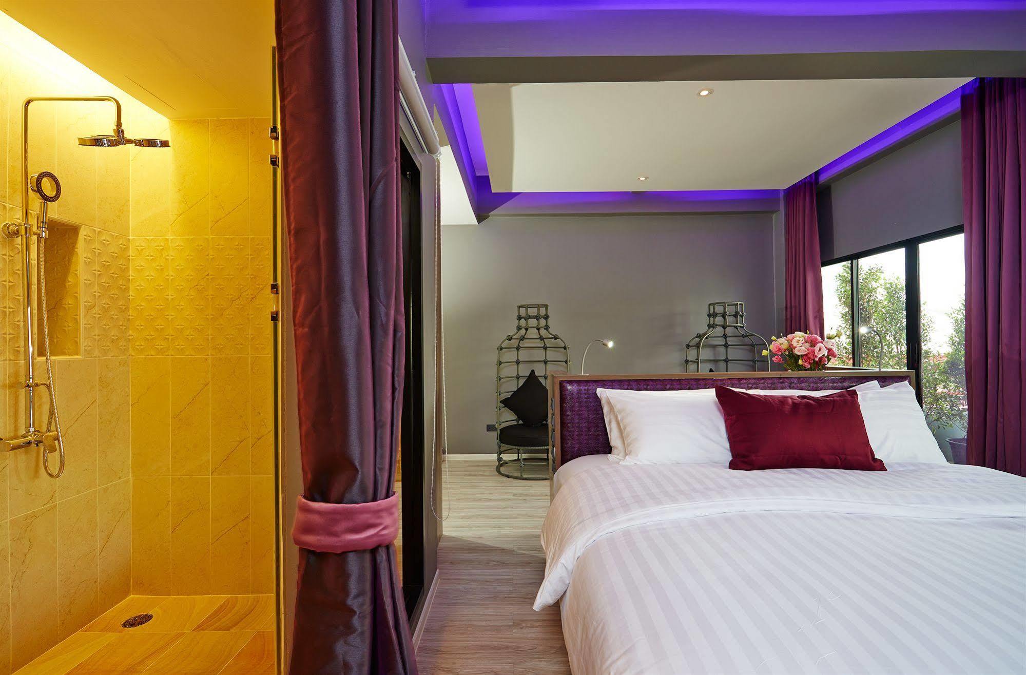 Hotel The Weekend Pattaya Extérieur photo