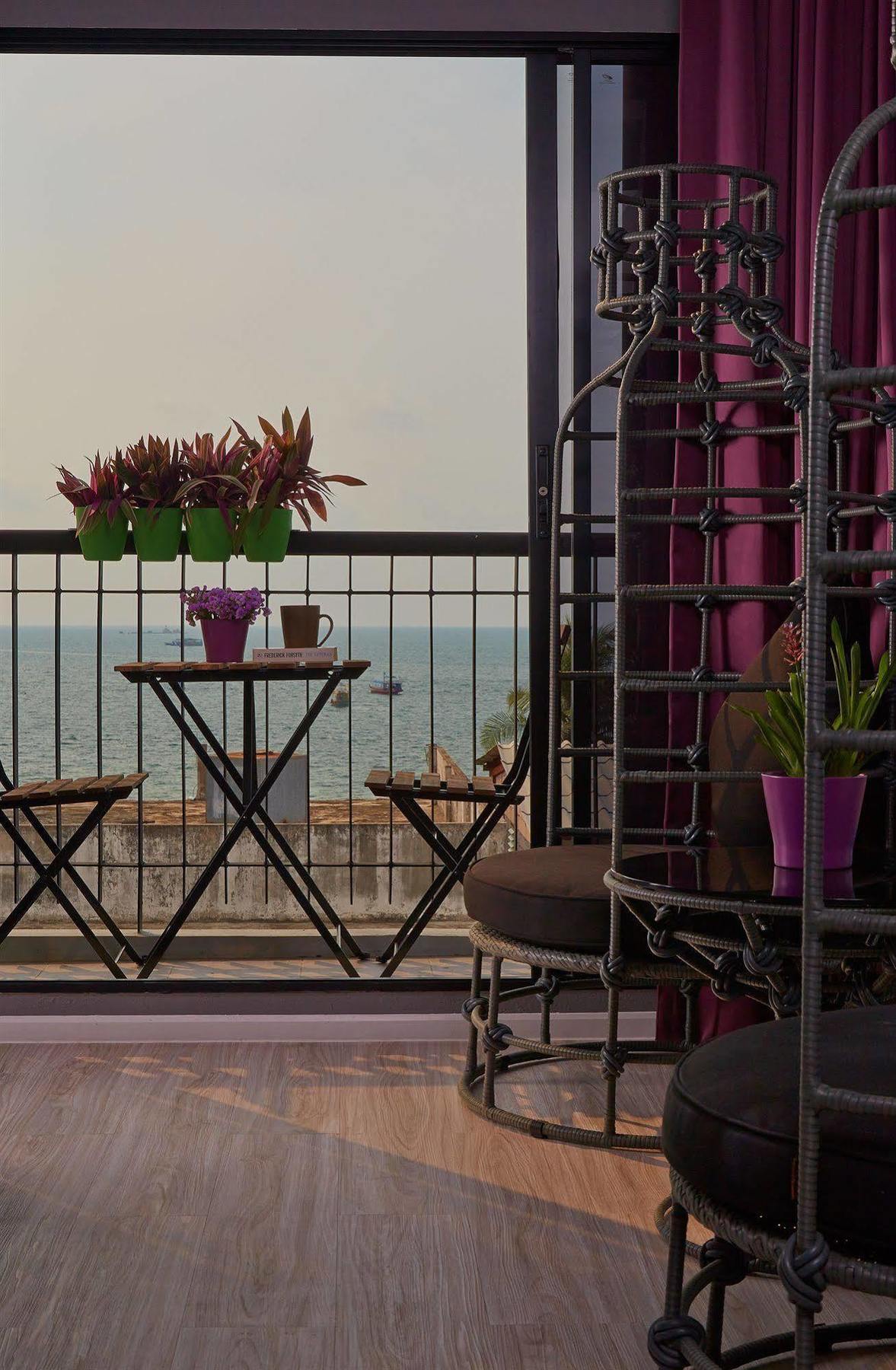 Hotel The Weekend Pattaya Extérieur photo
